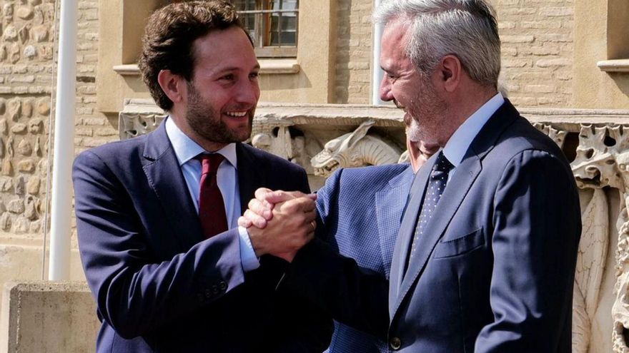 Isaac Claver y Jorge Azcón se saludan en la firma del convenio en el Pignatelli. | GOBIERNO DE ARAGÓN