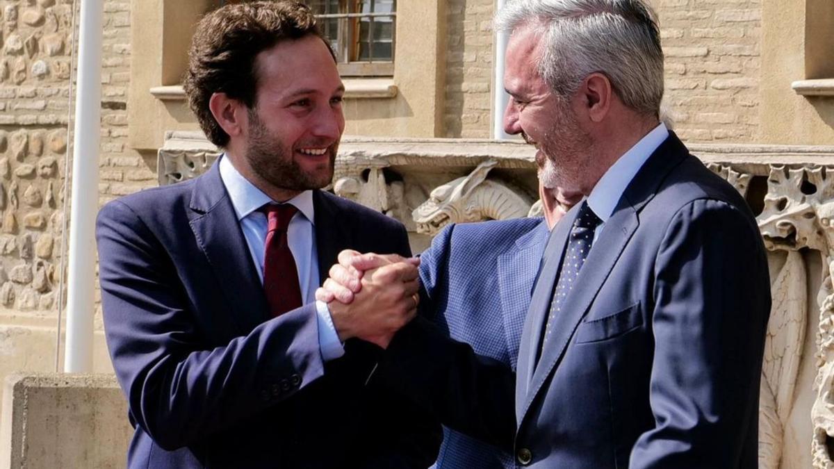 Isaac Claver y Jorge Azcón se saludan en el Pignatelli.