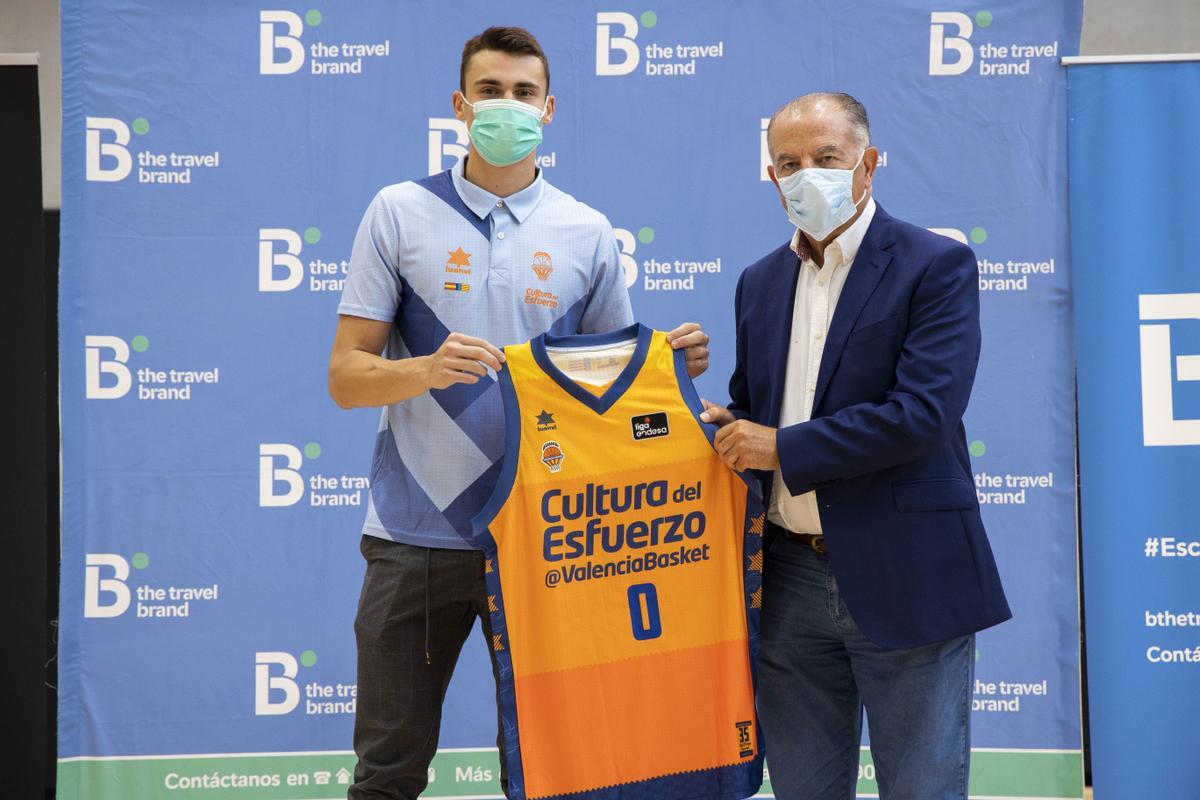 Dimitrijevic y Paco Raga, en la pista central de l'Alqueria del Basket