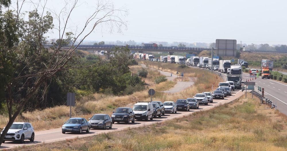 Colas en la AP-7 tras volcar un camión a la altura de Vila-real