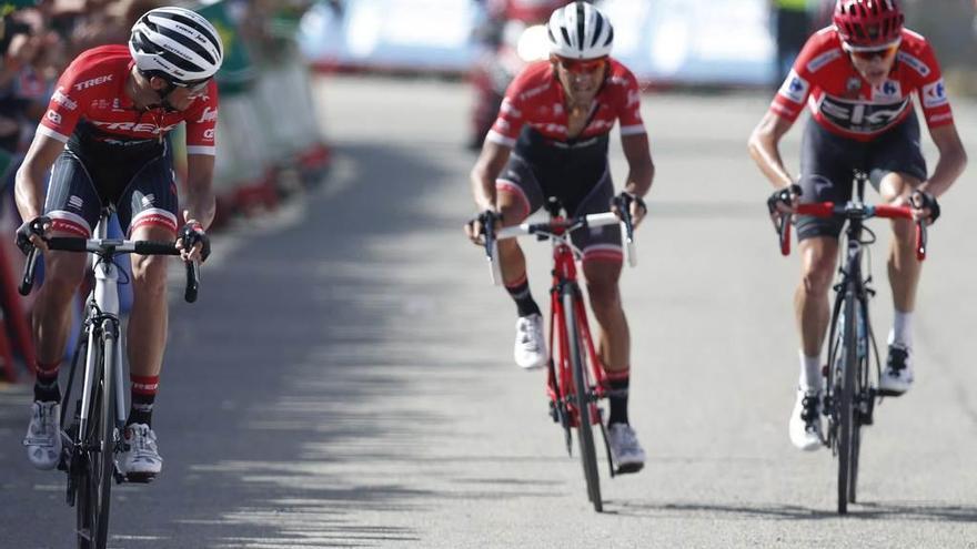 Contador, a la izquierda, Jesús Hernández y Froome en la llegada a la meta en Xorret de Catí.