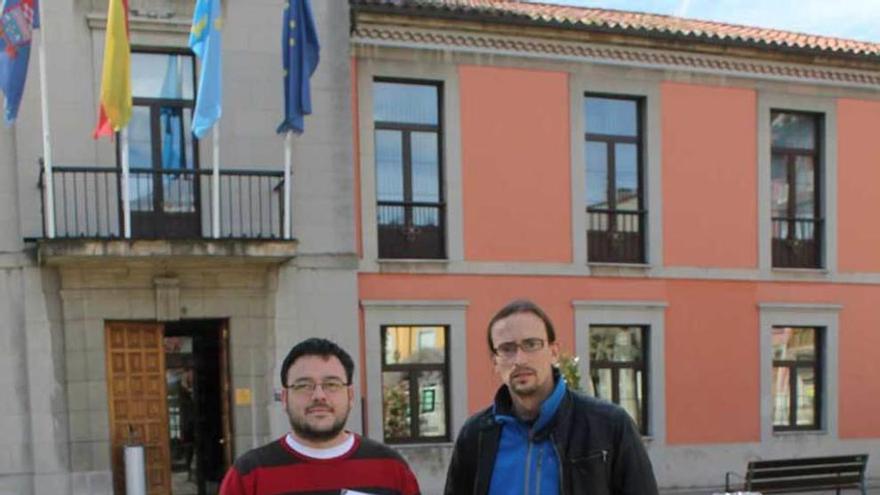 Antonio Martínez y Pablo Pérez, ayer, con su propuesta.