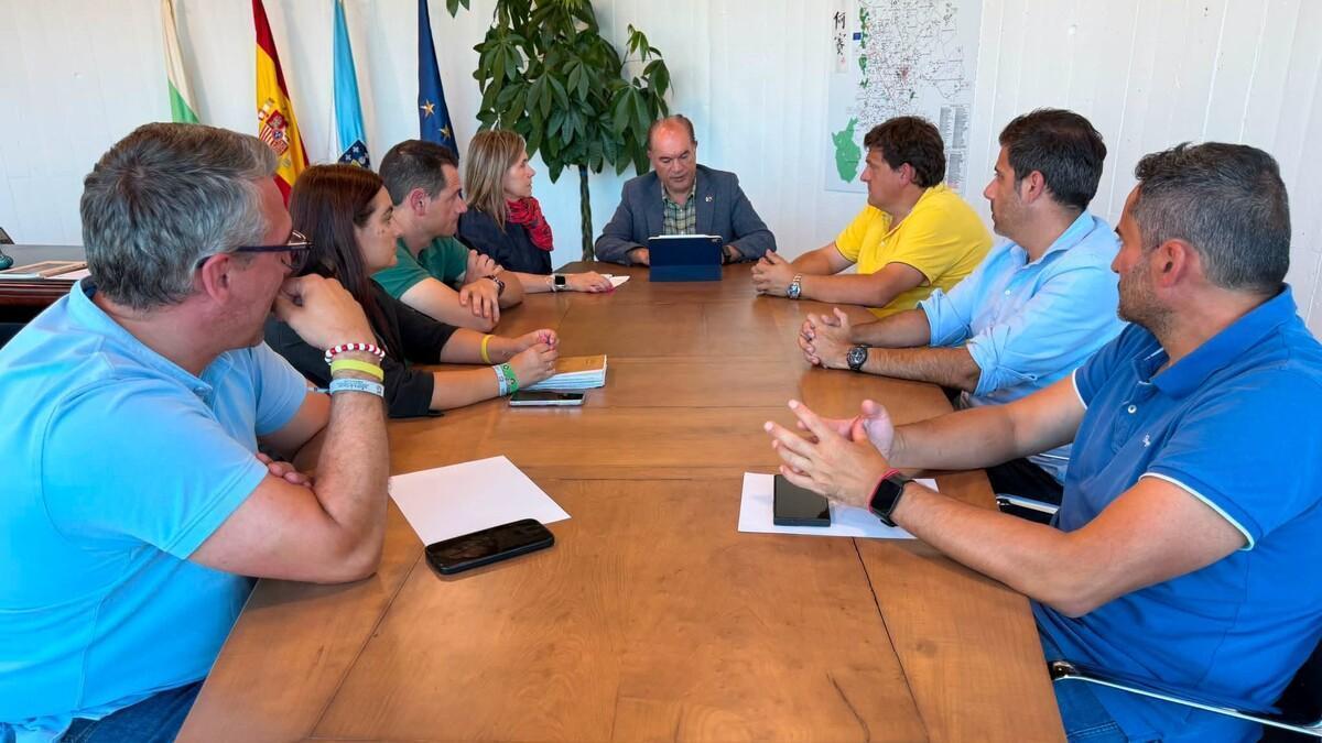 Reunión de seguimiento por las carencias en la traída de Lalín, con el regidor José Crespo de frente
