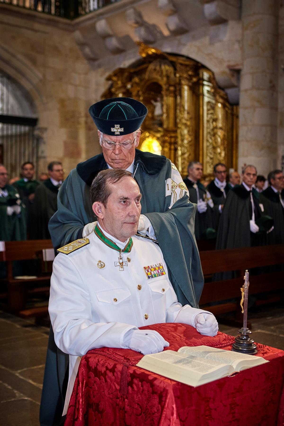 García Faria impone la venera al almirante Antonio Martorell