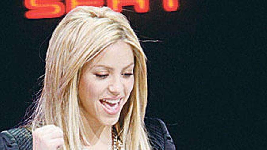 Shakira acelera el Salón del Automóvil