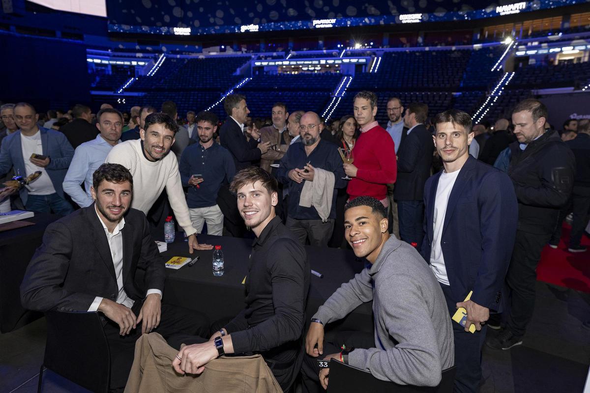 La plantilla del Villarreal CF ha disfrutado de la espectacular Cerámica Night Experience en el imponente Roig Arena.