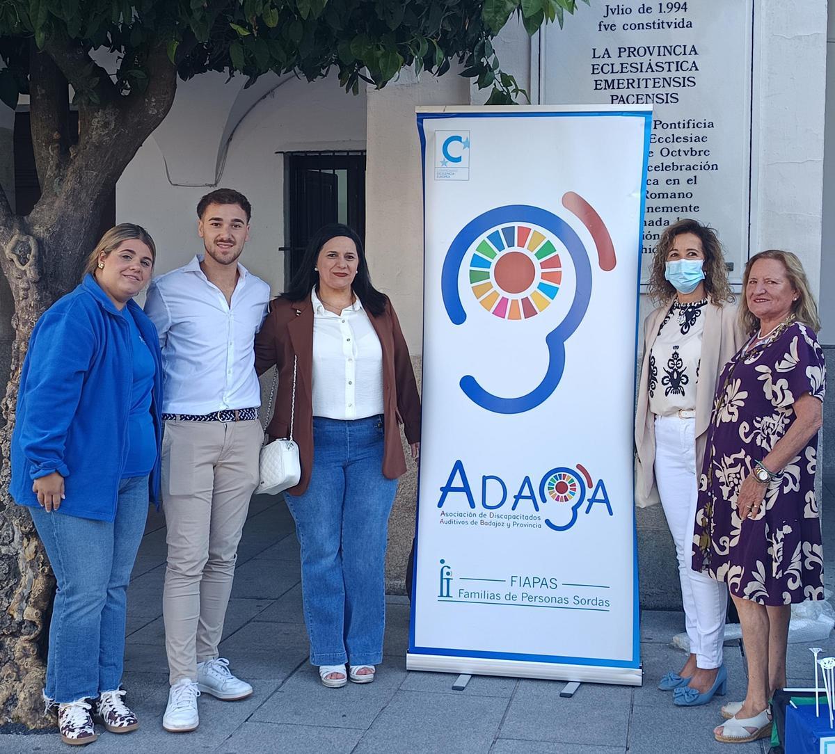 Acto del Día Internacional de las Personas Sordas, organizado por Adaba y Fiapas, en la Plaza de España de Mérida.