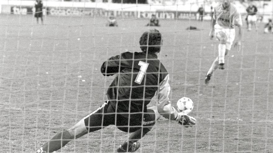 Alejo lanza el fatídico penalti del 20 de abril de 1994. // Jesús de Arcos