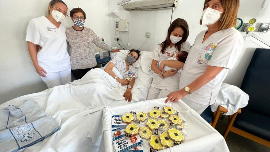 Dulces y tarjetas de felicitación para las madres del hospital