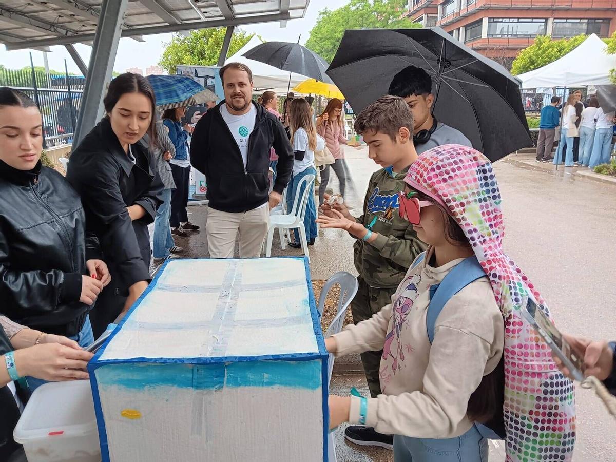 Expociencia recibe la visita de las niñas y niños del Centro de Atención diurna de Apoyo Convencional y Educativo de Burjassot