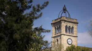 La Torre del Rellotge de la UB, vista desde la plaza de la Universitat.