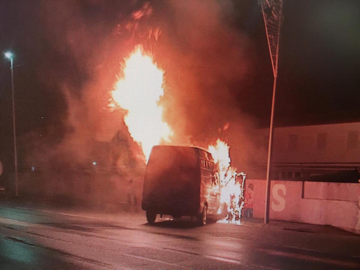 La furgoneta envuelta en llamas.