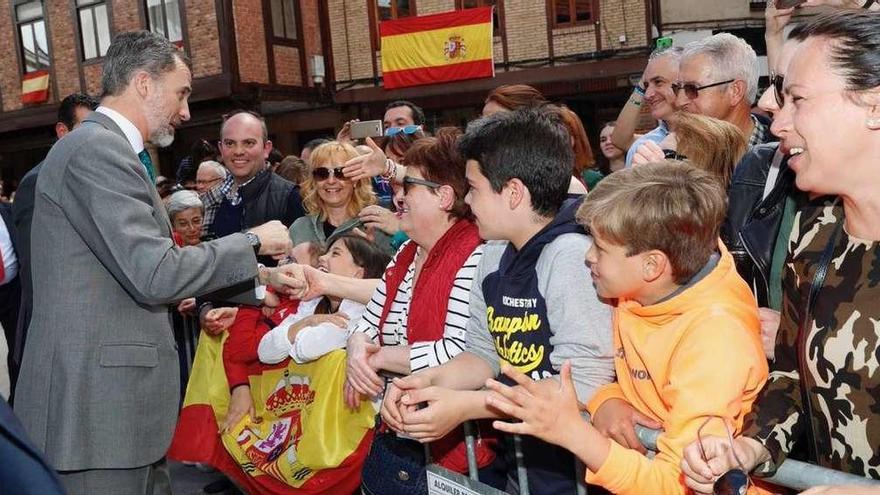 El rey saluda a los vecinos del pueblo palentino.