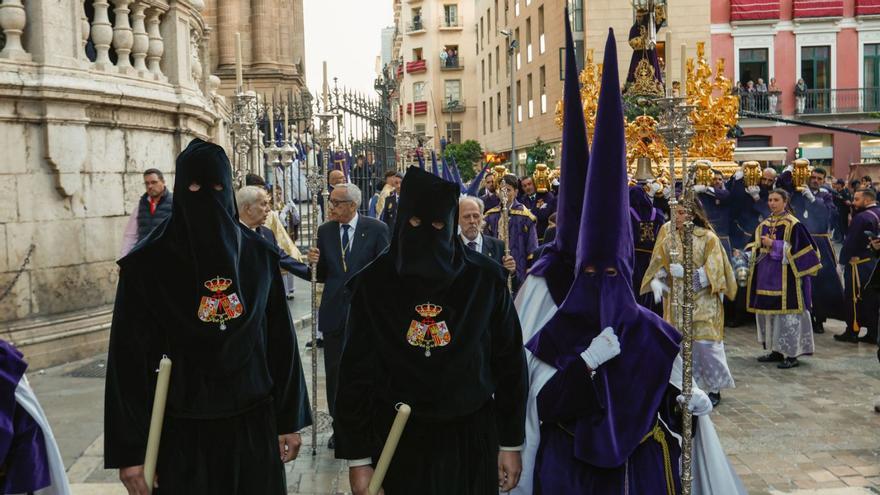 Los presos liberados procesionando ayer, Miércoles Santo, en Málaga.