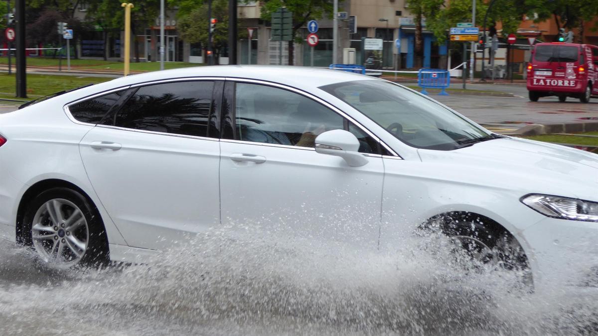 Archivo - COCHE, AGUA, TORMENTA, LLUVIAS, DANA, AVENIDA JUAN DE BORBÓN