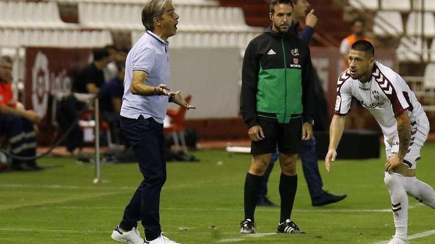 Natxo González da instrucciones desde la banda a su equipo en el Carlos Belmonte.