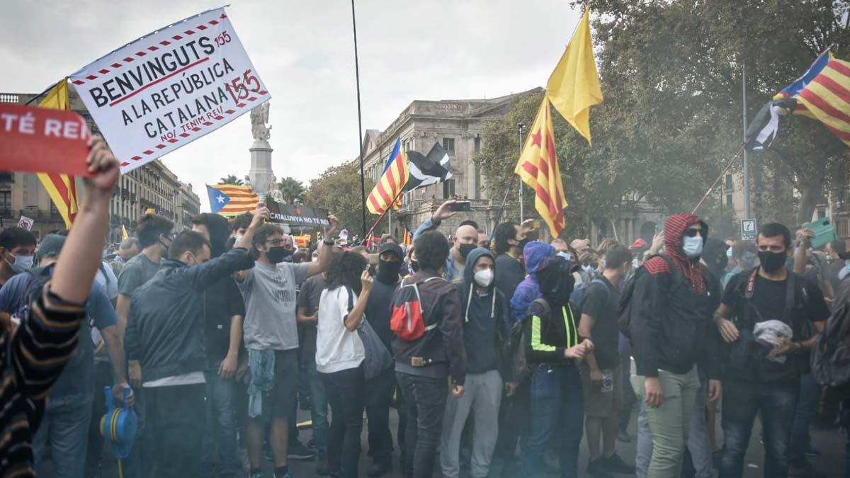 Manifestantes contra la visita del Rey a Barcelona, en Pla de Palau