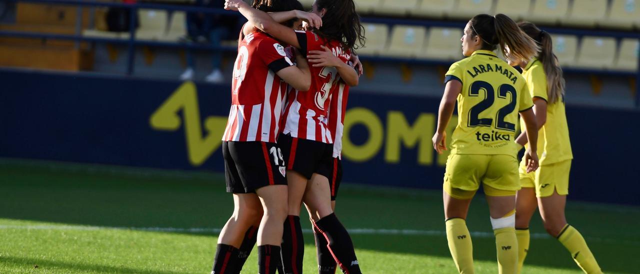 Las jugadoras del Athletic celebran uno de los seis goles marcados en el Mini Estadi.