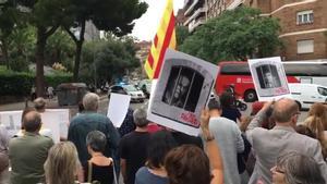 primeras protestas por la sentancia delante la conselleria densenyament