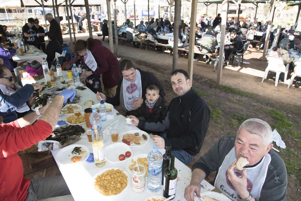 Famílies vingudes d''arreu de la Catalunya central i també de fora comparteixen àpat amb Manresa amb productes de la terra