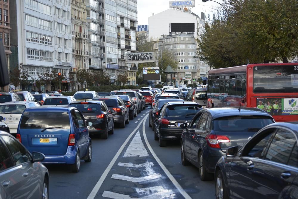 Taxistas de la ciudad marchan en caravana por A Coruña dentro de una jornada de protestas del sector del taxi contra los vehículos de transporte colectivo