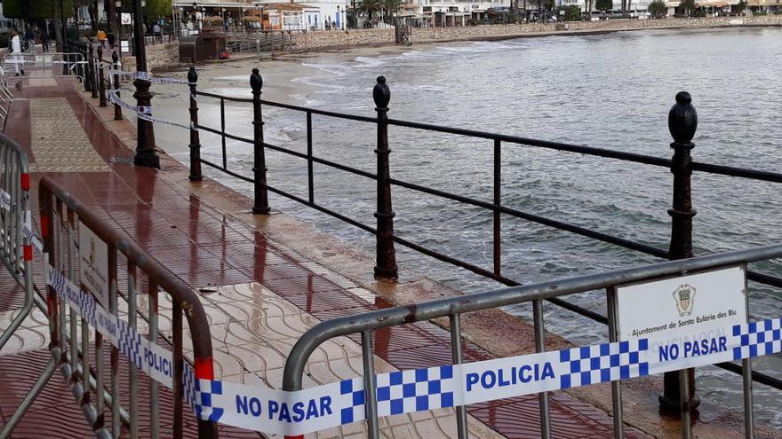 Parte de la barandilla derribada por el temporal en el paseo marítimo de Santa Eulária.