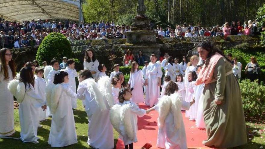 Los niños de Paradela en Meis participan en los actos de la Semana Santa viviente. // Noé Parga