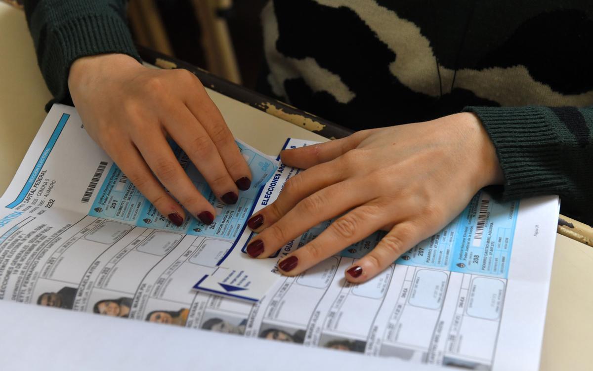 Abren los centros de votación para la segunda vuelta de las presidenciales en Argentina