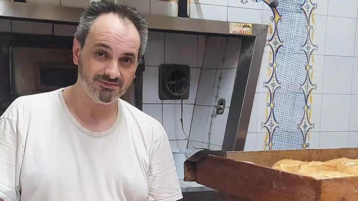 Emilio, que junto a su pareja Beni han evitado el cierre del Horno Filiberto de Millares.