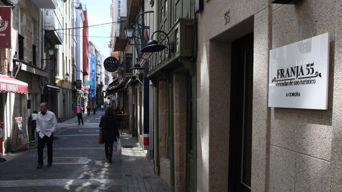 Indicación de viviendas turísticas en un portal de la calle Franxa.   | // VÍCTOR ECHAVE