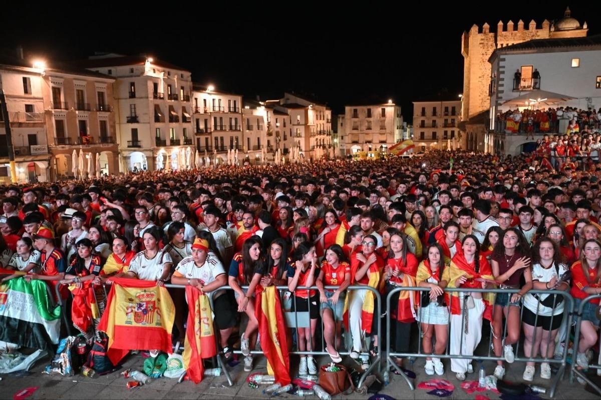 Fotogalería | Así se vive la final del Mundial 2026 en la Plaza Mayor de Cáceres Fotogalería | Así se vive la final del Mundial 2026 en la Plaza Mayor de Cáceres