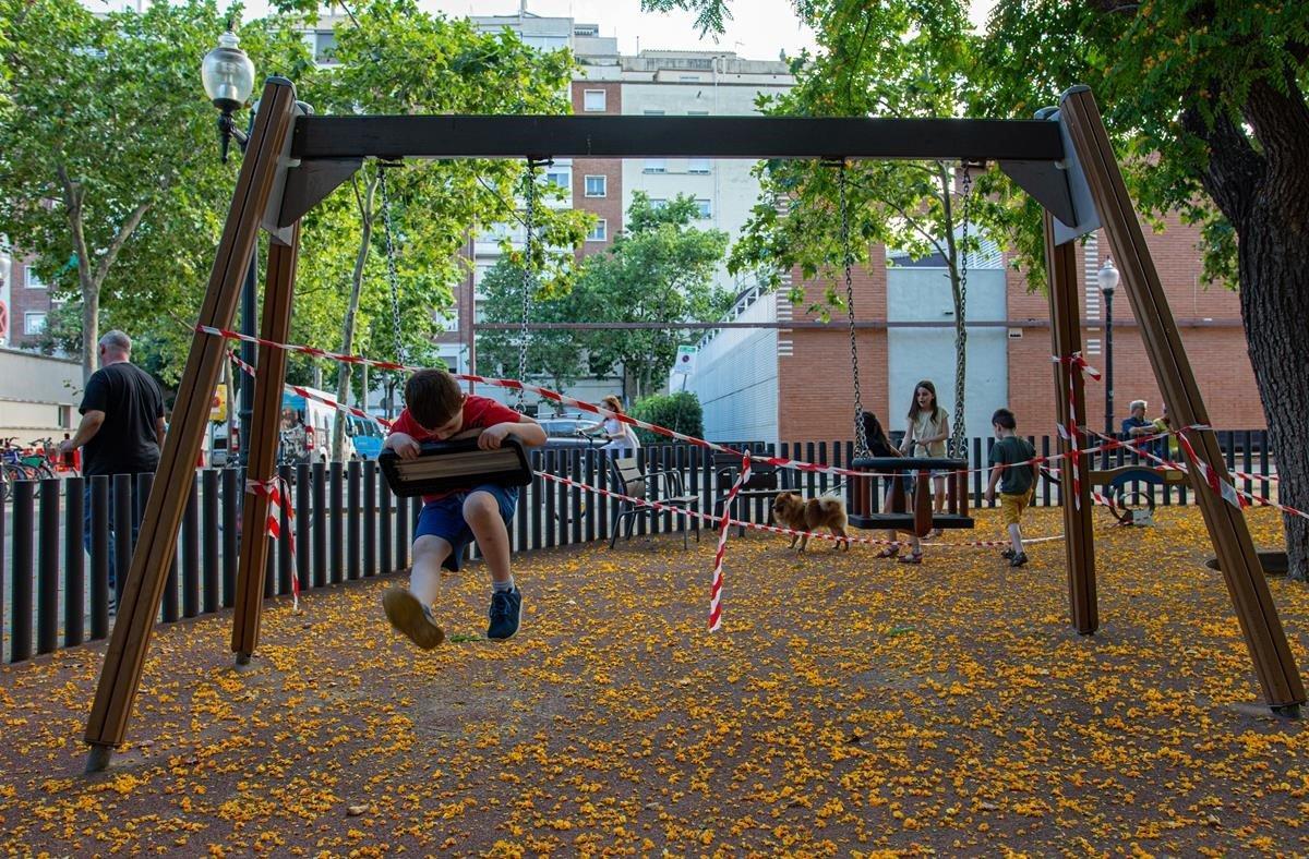 Cuando vi, el pasado 17 de junio, a este niño jugando tan ilusionado con un columpio precintado en Barcelona, me pareció la imágen más evocativa de esta injusta situación. No se explica como el jugar en el parque sea considerado una ilegalidad mientras en las terrazas y chiringuitos uno puede disfrutar de la vida social en grupos de hasta 20 personas.