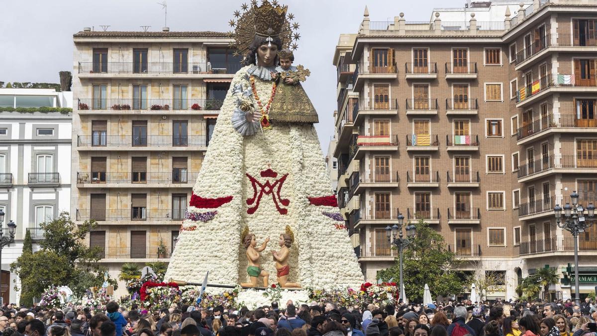 Imagen de archivo de personas visitando el manto de la Virgen durante las Fallas 2022.