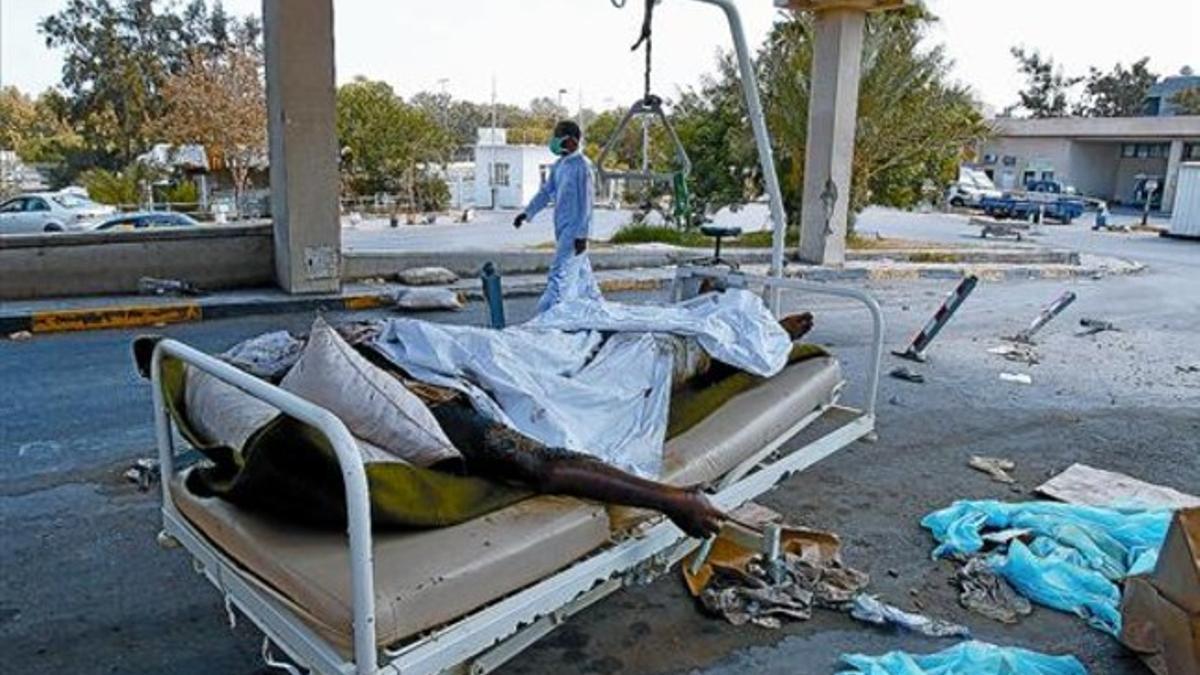 Cadáveres abandonados en el hospital del barrio de Abú Salim, en Trípoli, ayer.
