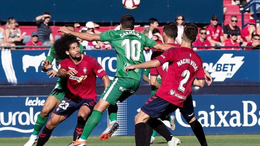 Carmona trata de controlar un balón entre Aridane y Nacho Vidal.