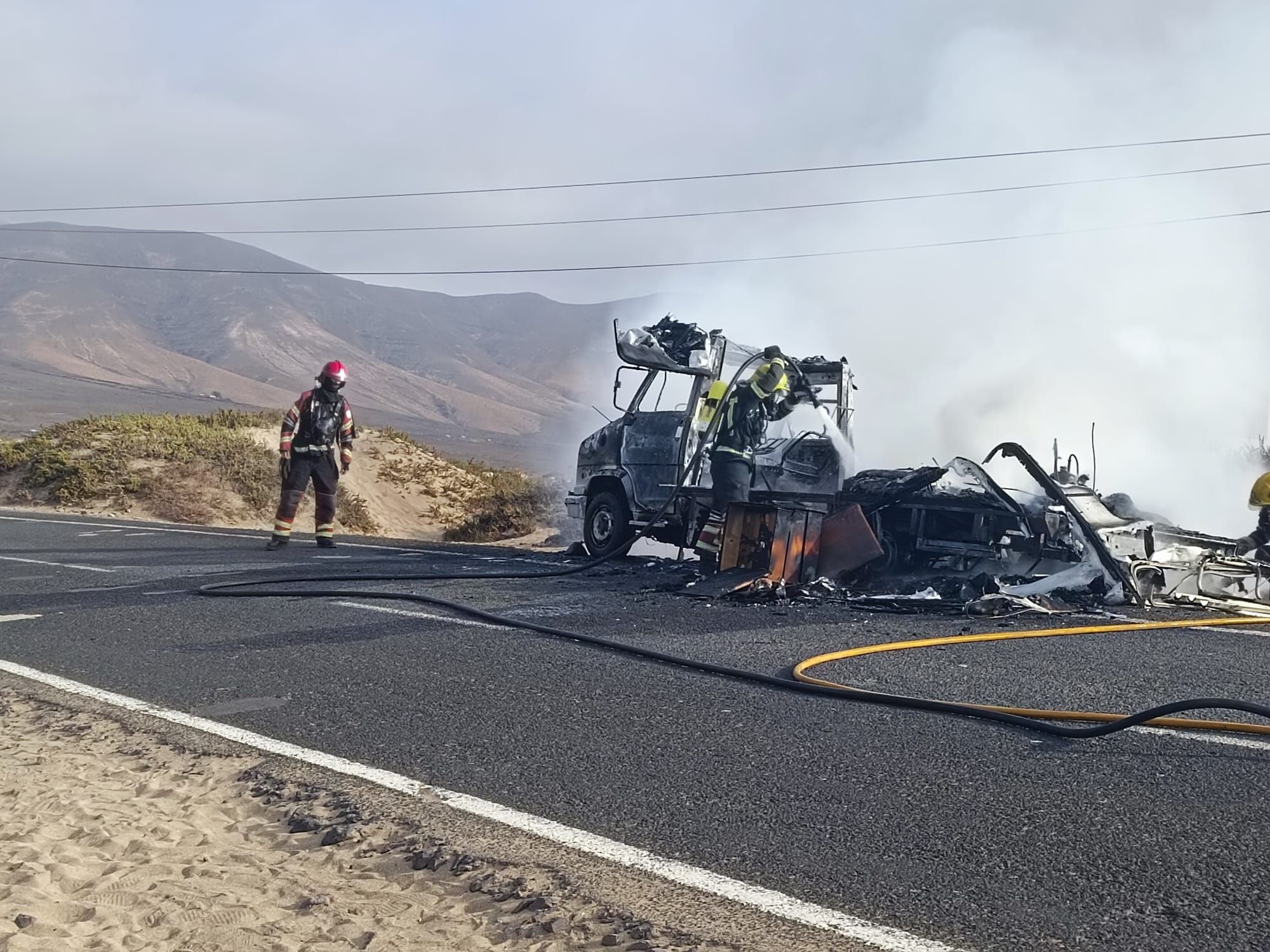 Una autocaravana arde por completo en Caleta de Famara