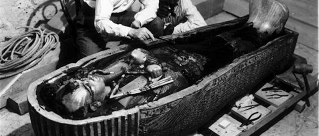 L’arqueòleg britànic
Howard Carter examinant
la tomba de Tutankamon.