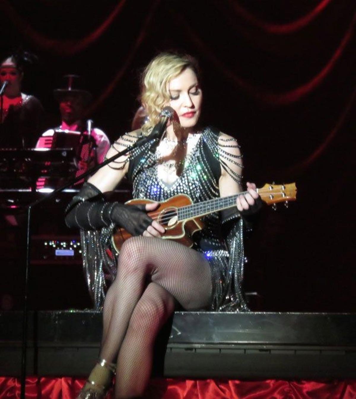 Madonna toca el ukelele en su concierto de Los Ángeles