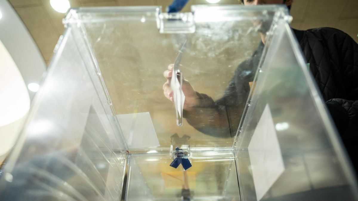 Votantes en un colegio electoral de Santa Cruz de Tenerife