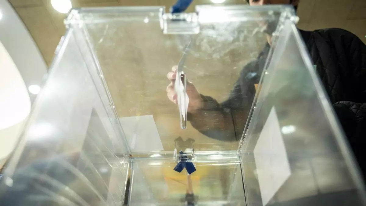 Poca intimidad y ausencia de papeletas, las quejas a la hora de votar en las elecciones en Canarias