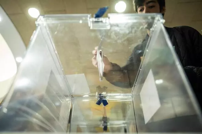 Votantes en un colegio electoral de Santa Cruz de Tenerife