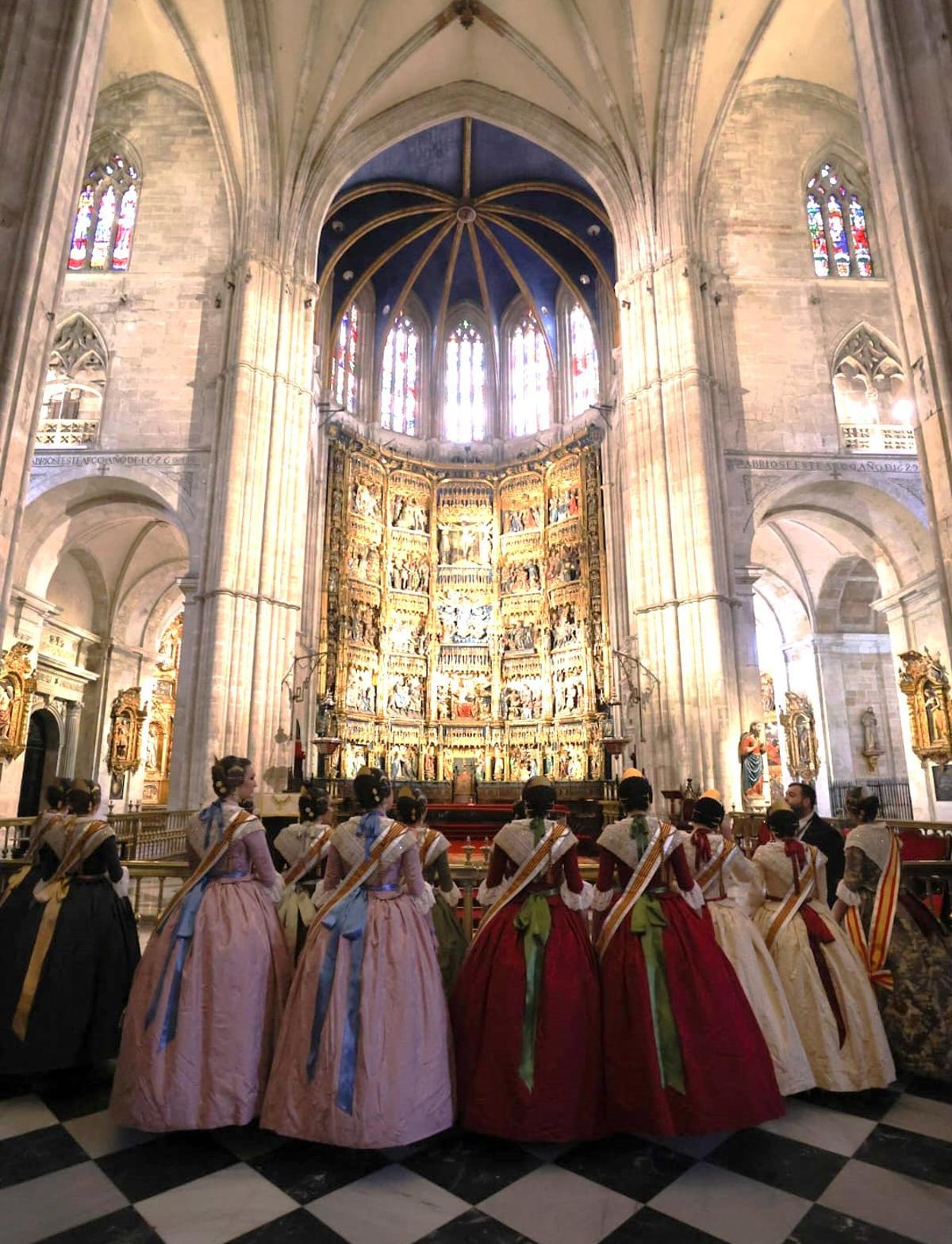 La Catedral de Oviedo recibió con toda su majestuosidad a las embajadoras de la fiesta