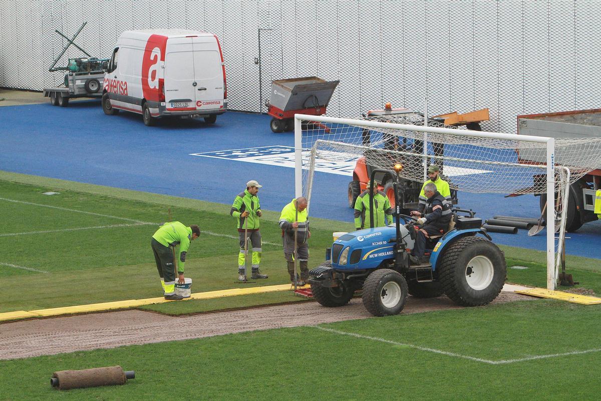 Los operarios de O Couto trabajan en el césped dañado más próximo al área de gol