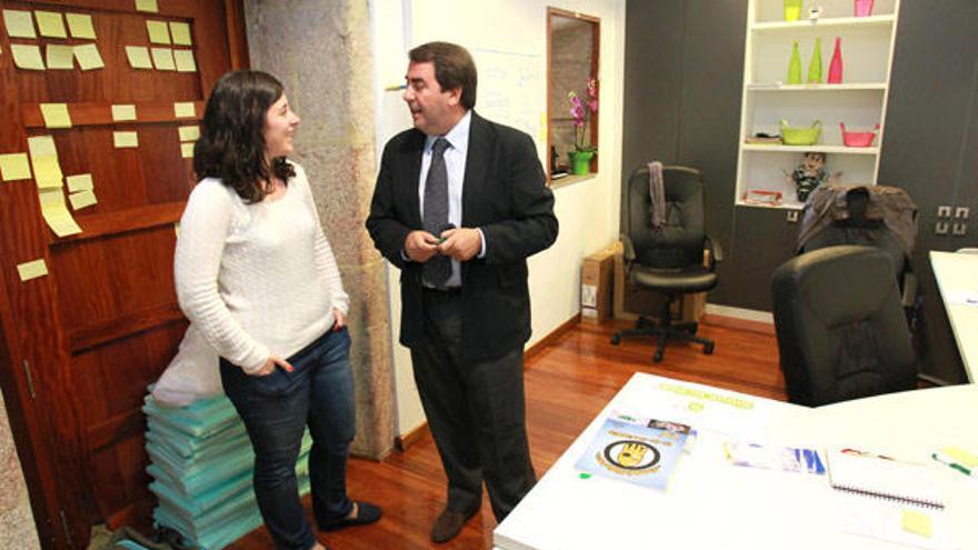 El alcalde, Carlos Negreira, ha visitado esta mañana las instalaciones del Centro Municipal de Empresas Iglesario de A Grela.