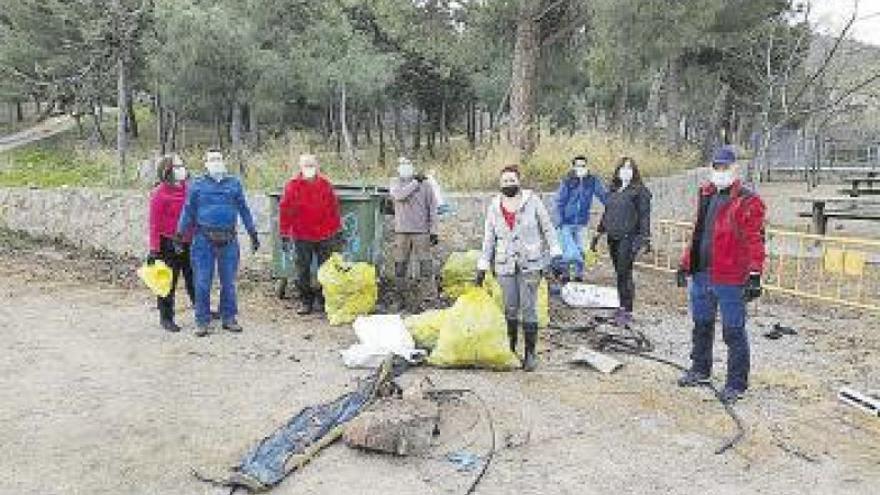 La Asociación La Butrera lleva a cabo trabajos de limpieza del cauce del río