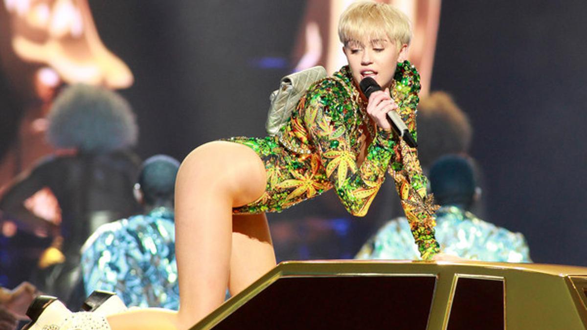 Miley Cyrus, durante un concierto de su gira 'Bangerz', el pasado 10 de abril en Washington.