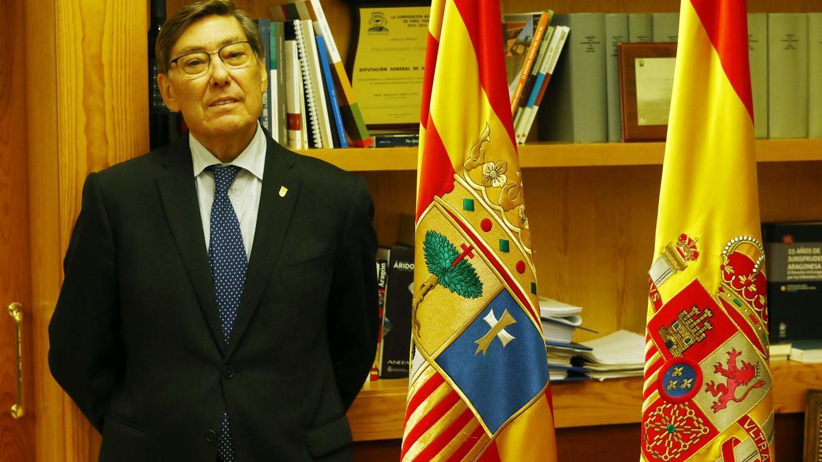 Arturo Aliaga, vicepresidente de Aragón en funciones y expresidente del PAR, en una entrevista con EL PERIÓDICO, en su despacho.