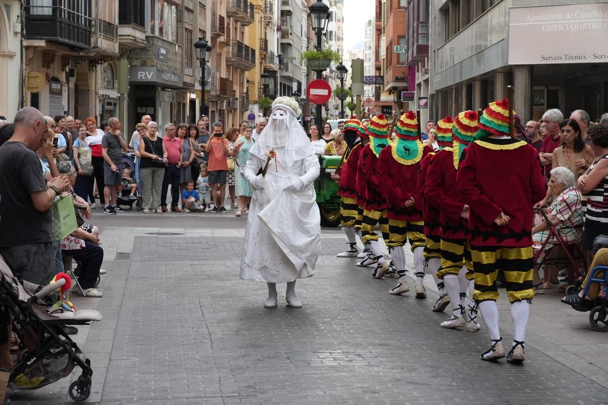 Castelló recibe con honores al Santísimo en la procesión del Corpus Christi