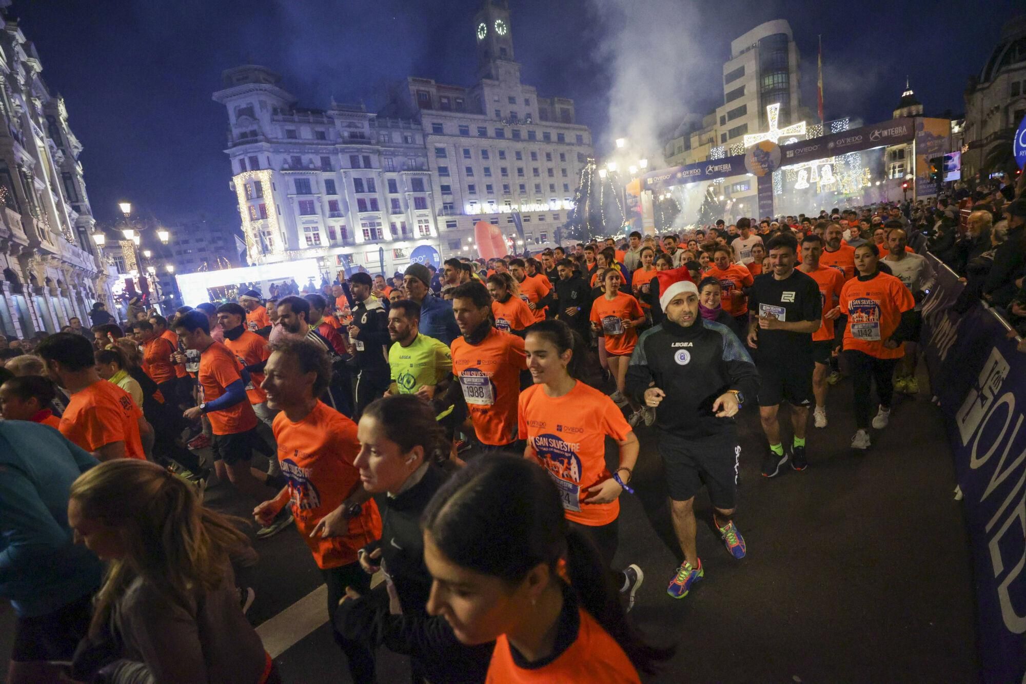 EN IMÁGENES: Alejandro Onís y Mariam Benkert saltan del segundo al primer puesto en la San Silvestre de Oviedo