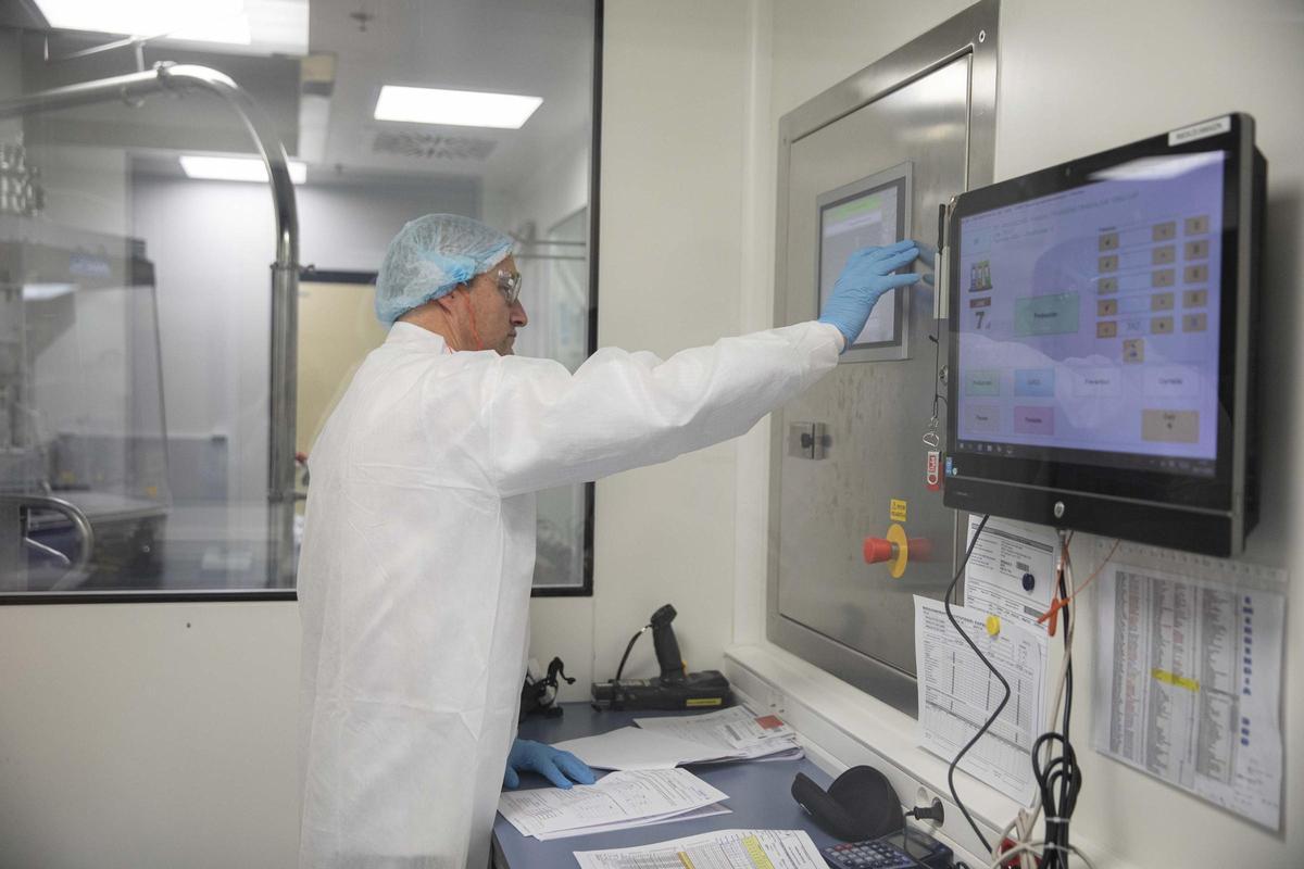 Una treballador a la planta de Sanofi a Riells i Viabrea, en una imatge d'arxiu.